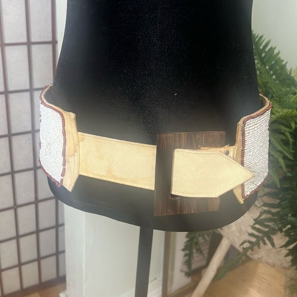 BEADED BROAD BAND ARTISY WOOD CLOSURE‎ BELT